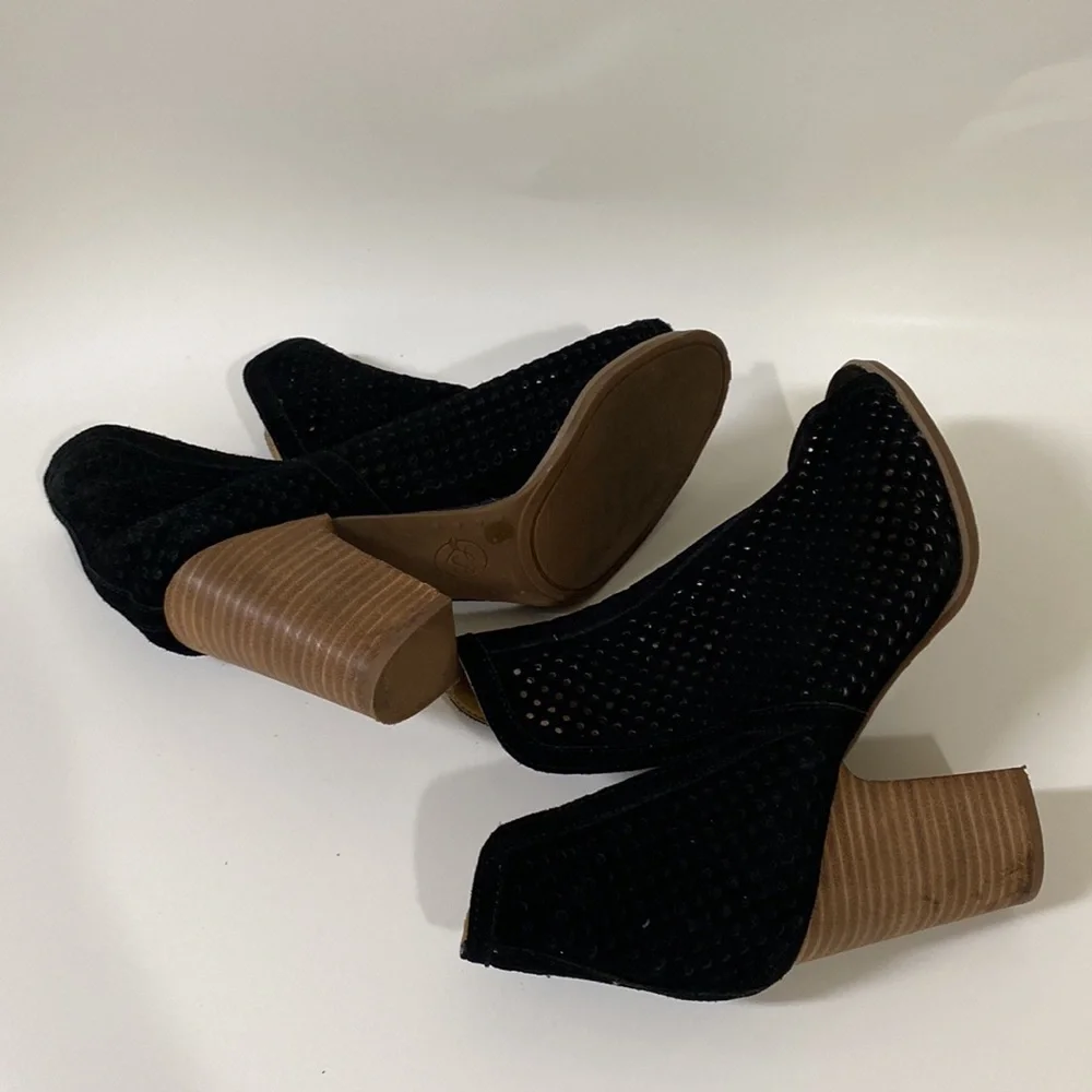 Lucky Brand pull perforated